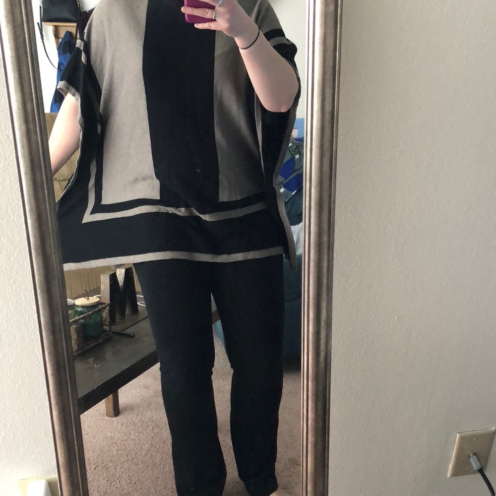 🌟Poncho Black and Tan Sweater🌟